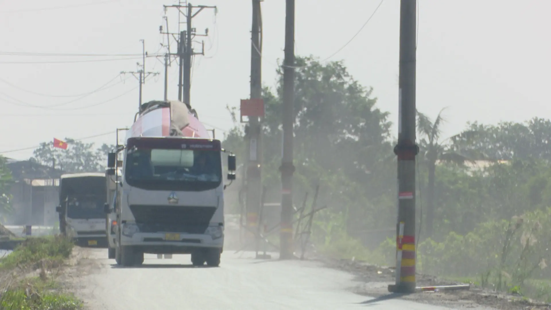 Cột điện án ngữ giữa đường gây mất an toàn giao thông